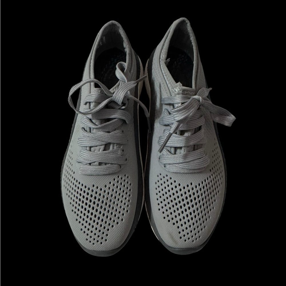 Crocs Literide 360 Pacer 6 Grey Athletic tongue cut down center on each shoe